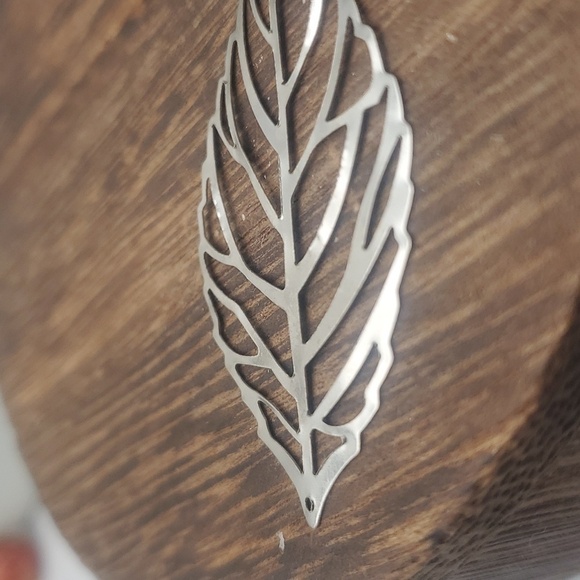 Silver toned floating filigree leaf pendant - Picture 2 of 2